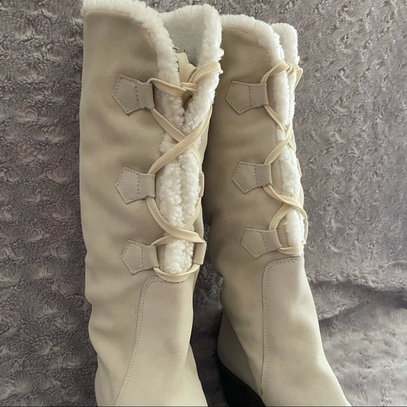 Michael Kors Beaverton Lace Up Sherpa-lined Suede Wedge Boots Cream 8 - Picture 5 of 8